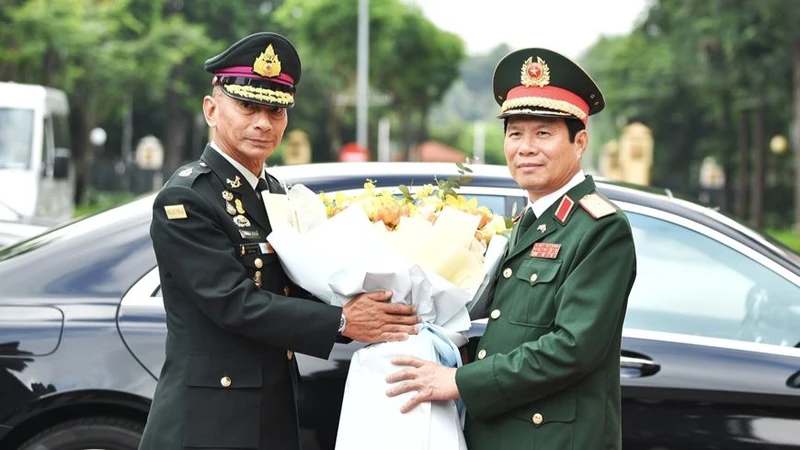Thượng tướng Nguyễn Tân Cương đón Đại tướng Chalermphon Srisawasdi tại Trụ sở Bộ Quốc phòng. 