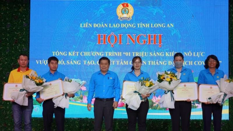 Chủ tịch Liên đoàn Lao động tỉnh Long An tặng bằng khen của Tổng Liên đoàn Lao động Việt Nam cho 3 tập thể và 2 cá nhân. 