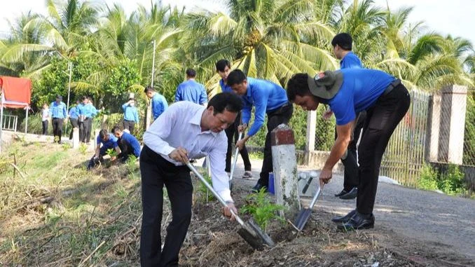 Lãnh đạo tỉnh Tiền Giang và các đoàn viên, thanh niên trồng cây xanh trong Chiến dịch Thanh niên tình nguyện hè 2023. 