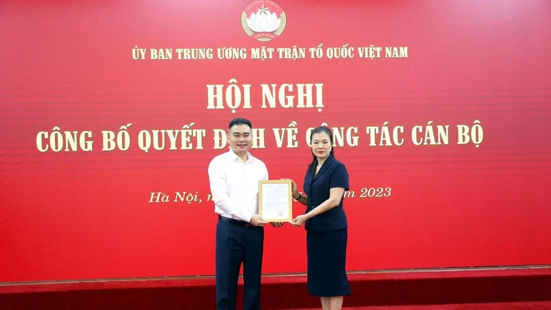 Phó Chủ tịch Ủy ban Trung ương Mặt trận Tổ quốc Việt Nam Trương Thị Ngọc Ánh trao quyết định cho nhà báo Trần Bảo Trung. 