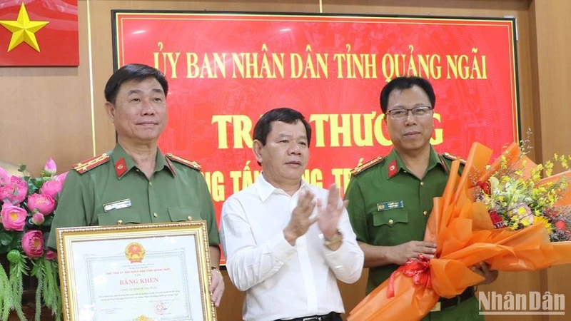 Chủ tịch Ủy ban nhân dân tỉnh Quảng Ngãi Đặng Văn Minh trao Bằng khen cho lãnh đạo Công an tỉnh Quảng Ngãi. 