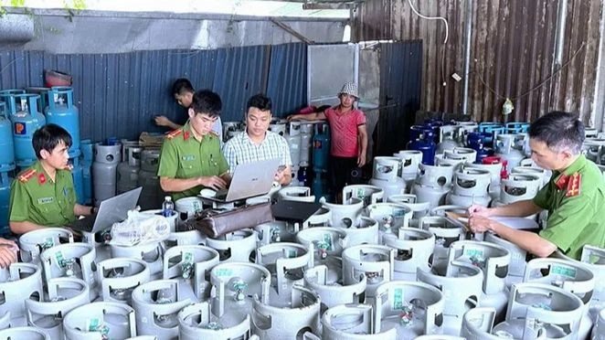 Lực lượng công an bắt quả tang Công ty Trách nhiệm hữu hạn Toàn Năng Phát sản xuất gas giả một số nhãn hiệu nổi tiếng.