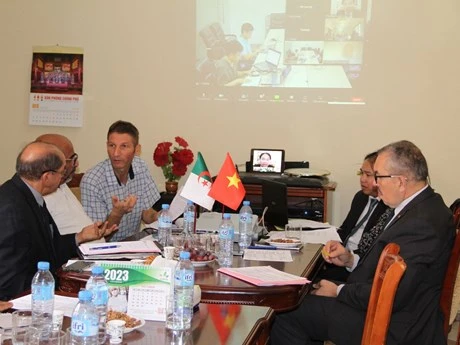 Các doanh nghiệp tham gia hội thảo tại trụ sở Thương vụ Việt Nam tại Algeria để kết nối với các đối tác Việt Nam. (Ảnh: Trung Khánh/TTXVN)