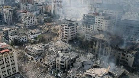 Những tòa nhà bị phá hủy sau các cuộc không kích của Israel xuống thành phố Gaza, ngày 10/10/2023. (Ảnh: AFP/TTXVN)