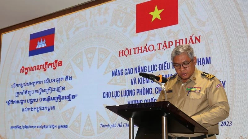 Phó Cục trưởng Cục Thực thi pháp luật, Văn phòng Ủy ban quốc gia phòng, chống ma túy Vương quốc Campuchia (NACD), Đại tá Mom Kirisocheat phát biểu tại Hội thảo.