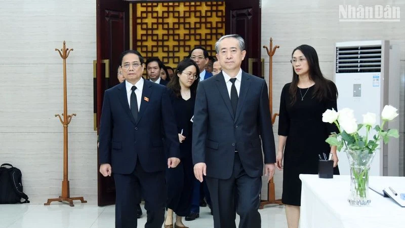 Chiều 1/11, Thủ tướng Phạm Minh Chính đến Đại sứ quán Trung Quốc tại Hà Nội, ghi sổ tang tưởng niệm cựu Thủ tướng Trung Quốc Lý Khắc Cường.
