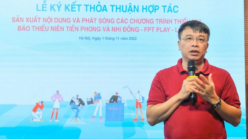 Tổng Biên tập Nguyễn Phan Khuê phát biểu chào đón FPT Play và LalaTV đến với Tòa soạn Báo Thiếu niên Tiền phong và Nhi đồng.