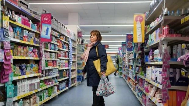 Người dân mua sắm tại một siêu thị ở Manchester, Anh. (Ảnh: THX/TTXVN)