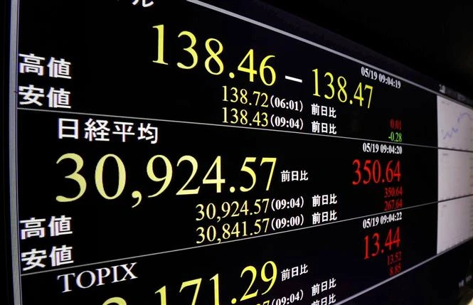 Màn hình điện tử hiển thị chỉ số chứng khoán Nikkei tại Tokyo (Nhật Bản) ngày 19/5/2023. (Ảnh: Kyodo/TTXVN)