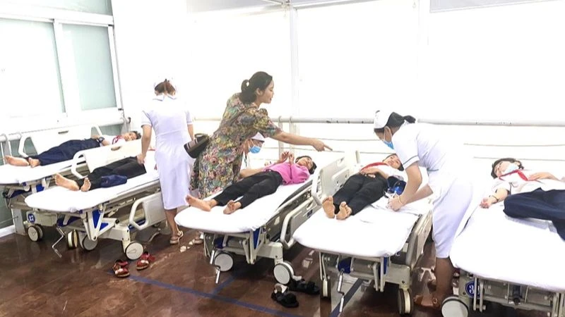 Các cháu học sinh nghi bị ngộ độc thực phẩm đang được điều trị tại Bệnh viện Thiện Hạnh.