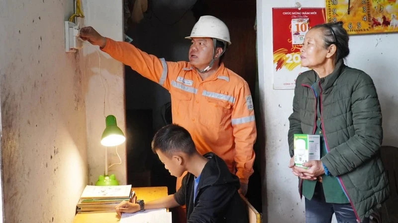 Cán bộ công nhân viên Tập đoàn Điện lực Việt Nam tuyên truyền, hướng dẫn khách hàng sử dụng điện an toàn, tiết kiệm.