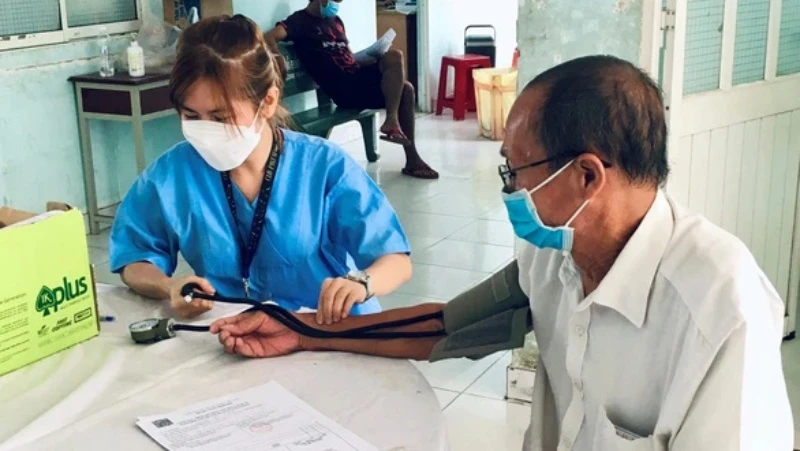 Bác sĩ Trạm y tế xã Tân Thạnh Tây, huyện Củ Chi, Thành phố Hồ Chí Minh thăm khám cho bệnh nhân. (Ảnh minh họa/MAI ANH)
