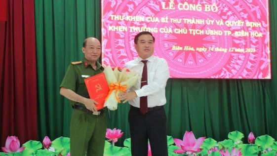 Bí thư Thành ủy Biên Hòa Hồ Văn Nam trao Thư khen cho lãnh đạo Công an thành phố Biên Hòa.