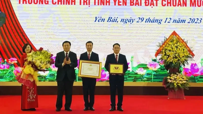 Đồng chí Nguyễn Xuân Thắng trao Bằng và biểu trưng công nhận Trường Chính trị tỉnh. (Ảnh: THANH SƠN)