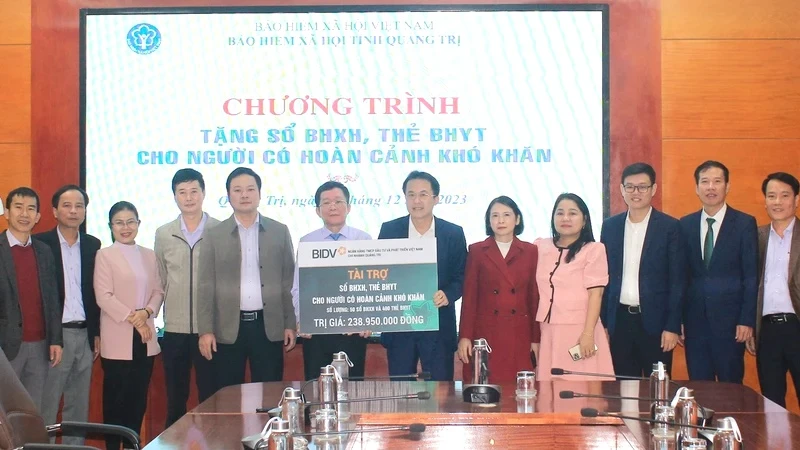 Ông Dương Văn Hà, thay mặt BIDV Chi nhánh Quảng Trị trao biểu trưng 50 sổ bảo hiểm xã hội và 400 thẻ bảo hiểm y tế cho Bảo hiểm xã hội tỉnh.