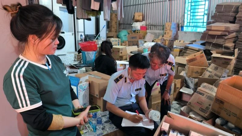 Cục Quản lý thị trường tỉnh Bà Rịa-Vũng Tàu kiểm tra hàng hóa của hộ kinh doanh Trần Thị Thanh Hoài.