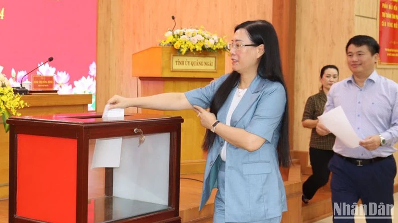 100 đại biểu là Tỉnh ủy viên tham dự hội nghị bỏ phiếu kín, thống nhất xếp loại Đảng bộ tỉnh Quảng Ngãi năm 2023 “Hoàn thành xuất sắc nhiệm vụ”.