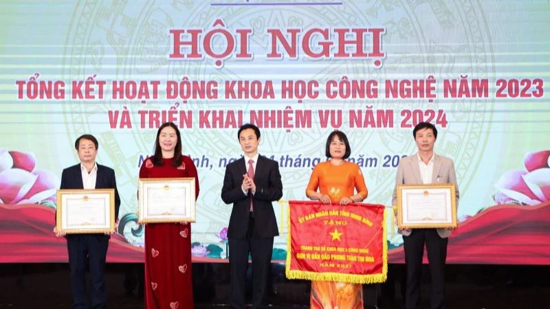 Nhiều tập thể và cá nhân có thành tích trong nghiên cứu khoa học được tặng bằng khen của Ủy ban nhân dân tỉnh Ninh Bình. (Ảnh: Yến Trinh)