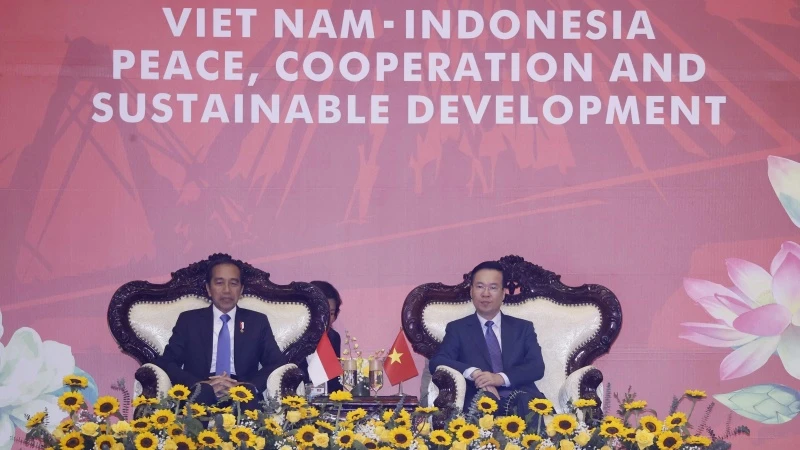 Chủ tịch nước Võ Văn Thưởng và Tổng thống Indonesia Joko Widodo dự chương trình biểu diễn võ thuật. (Ảnh: Thống Nhất/TTXVN)
