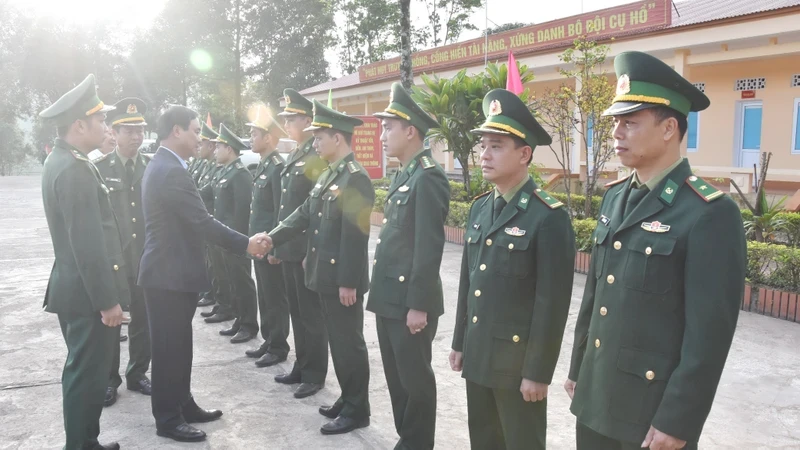 Đồng chí Võ Văn Hưng thăm chúc tết cán bộ, chiến sĩ Đồn Biên phòng cửa khẩu quốc tế La Lay.