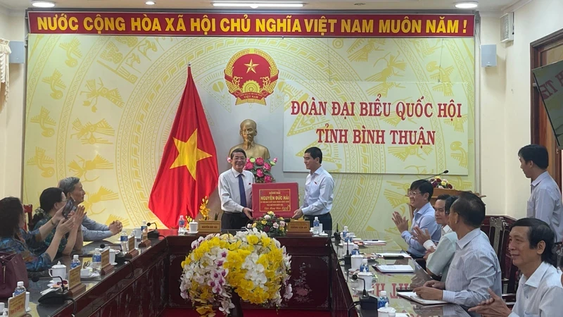 Đồng chí Nguyễn Đức Hải, Phó Chủ tịch Quốc hội thăm, tặng quà cho Đoàn Đại biểu Quốc hội tỉnh Bình Thuận.