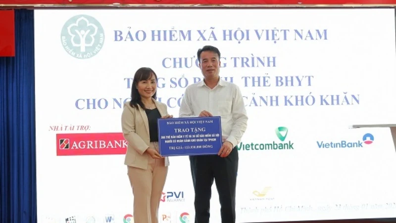 Tổng Giám đốc Nguyễn Thế Mạnh trao tặng 30 sổ bảo hiểm xã hội, 200 thẻ bảo hiểm y tế đến đại diện Hội Liên hiệp Phụ nữ Thành phố Hồ Chí Minh. Ảnh: VSS