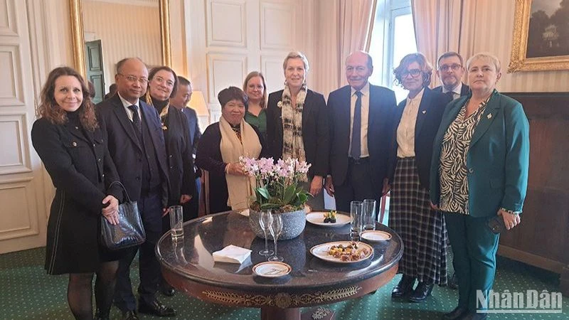 Chủ nhiệm Ủy ban Xã hội của Quốc hội Nguyễn Thúy Anh làm việc với bà Anne Le Henanff, Chủ tịch Nhóm hữu nghị Pháp-Việt Nam tại Quốc hội Pháp. 