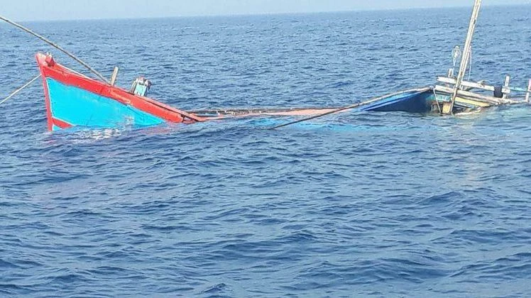 Tàu cá QNa-01160 TS bị đâm chìm trên biển.