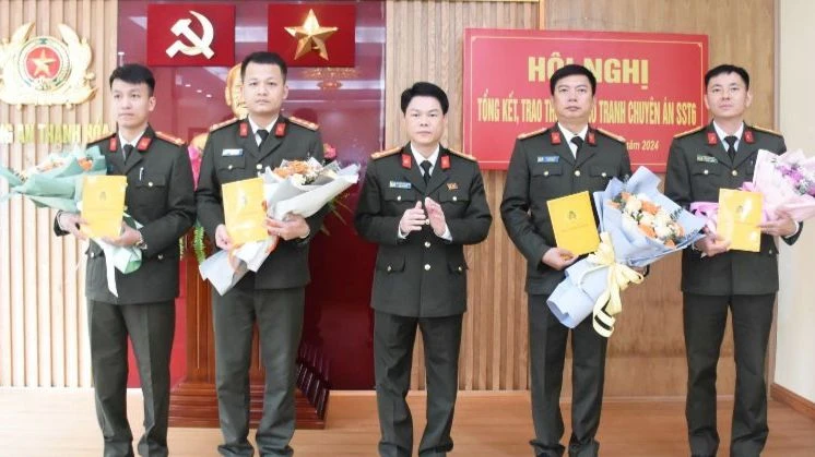 Lãnh đạo Công an tỉnh Thanh Hóa trao thưởng cho các tập thể tham gia chuyên án.