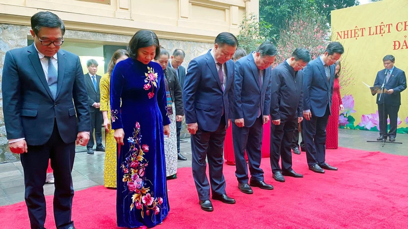 Các đồng chí lãnh đạo Thành ủy Hà Nội dành phút mặc niệm tưởng nhớ đồng chí Trần Phú.