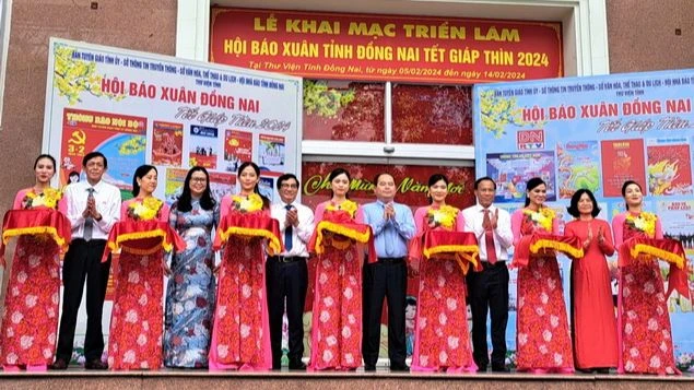 Các đại biểu cắt băng khai mạc triển lãm Hội báo Xuân tỉnh Đồng Nai.