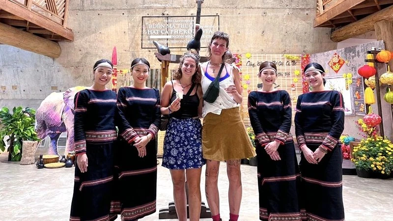 Những du khách nước ngoài đến tham quan Bảo tàng Thế giới cà-phê Đắk Lắk trong dịp Tết Nguyên đán Giáp thìn 2024.