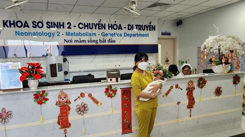 Bệnh nhi được xuất viện trong sự vui mừng của gia đình cùng toàn thể lãnh đạo và nhân viên Bệnh viện Nhi Đồng 1.