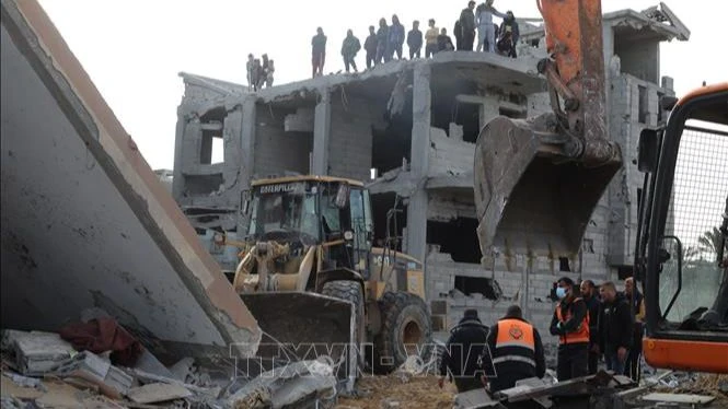 Một tòa nhà bị phá hủy sau cuộc không kích của Israel xuống thành phố Rafah, Dải Gaza ngày 16/2/2024. (Ảnh: THX/TTXVN)