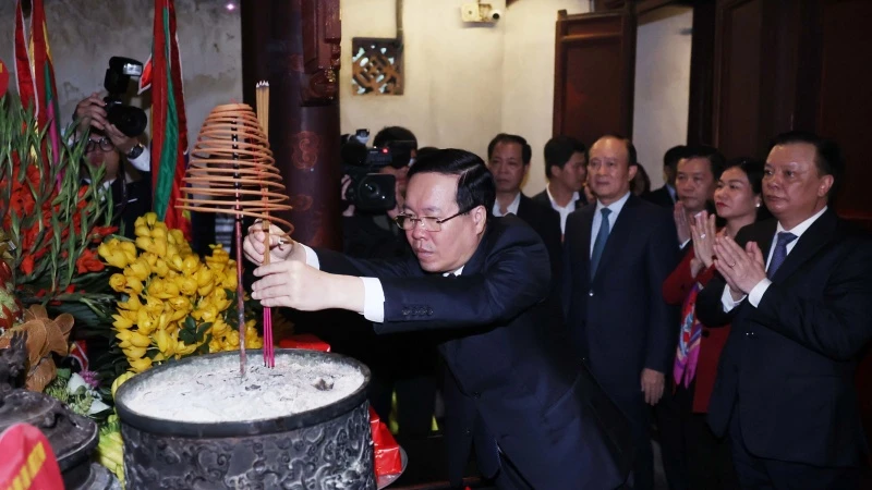 Chủ tịch nước Võ Văn Thưởng dâng hương tưởng niệm Đức vua An Dương Vương tại Di tích quốc gia đặc biệt Cổ Loa. (Ảnh: Thống Nhất - TTXVN) 