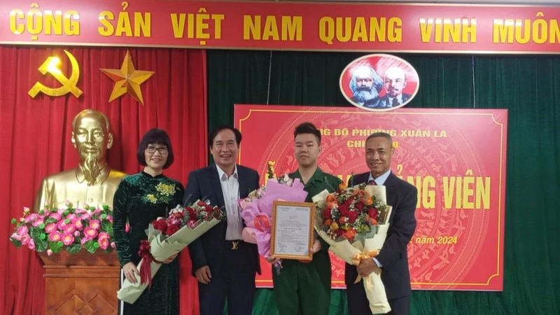 Lãnh đạo quận Tây Hồ chúc mừng đảng viên trẻ Trịnh Tuấn Đạt.