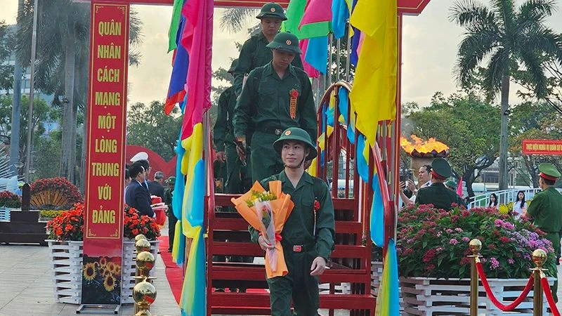 View - Hàng nghìn thanh niên Quảng Nam hăng hái lên đường bảo vệ Tổ quốc