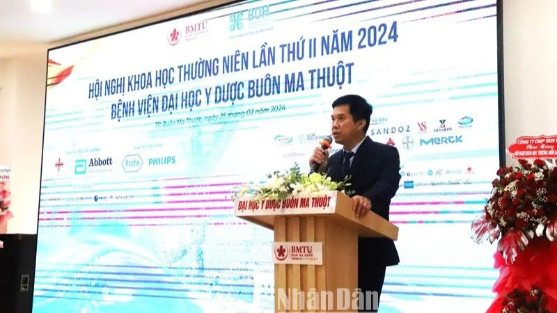 Bác sĩ Chuyên khoa II Võ Minh Thành, Giám đốc Bệnh Viện Đại học Y Dược Buôn Ma Thuột phát biểu khai mạc Hội nghị.