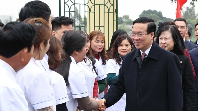 Chủ tịch nước Võ Văn Thưởng thăm, chúc mừng cán bộ, y bác sĩ, nhân viên y tế tại Thanh Liêm. (Ảnh: Thống Nhất/TTXVN)
