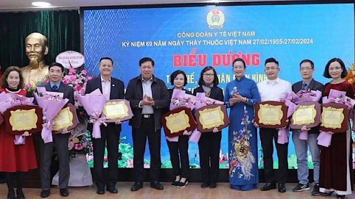 Lãnh đạo Bộ Y tế, Công đoàn Y tế Việt Nam trao biểu trưng tặng tập thể điển hình “Học tập và làm theo tư tưởng, đạo đức, phong cách Hồ Chí Minh”.