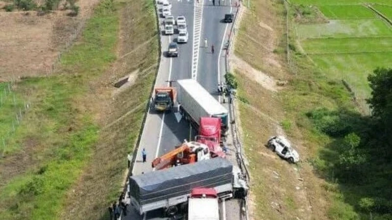 Hiện trường vụ tai nạn giao thông xảy ra trên đường cao tốc Cam Lộ-La Sơn