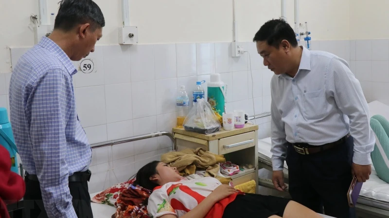 Ông Trịnh Ngọc Hiệp, Phó Giám đốc Sở Y tế tỉnh Khánh Hòa thăm hỏi bệnh nhân đang điều trị tại Bệnh viện đa khoa tỉnh Khánh Hòa. (Ảnh: Phan Sáu/TTXVN)