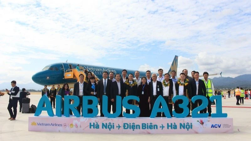 Vietnam Airlines đón hành khách trên chuyến bay về Điện Biên sau khi Sân bay Điện Biên chính thức hoạt động trở lại.