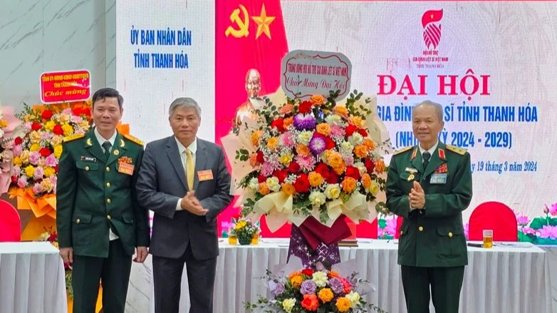 Đại diện Hội hỗ trợ gia đình liệt sĩ Việt Nam tặng hoa chúc mừng đại hội.