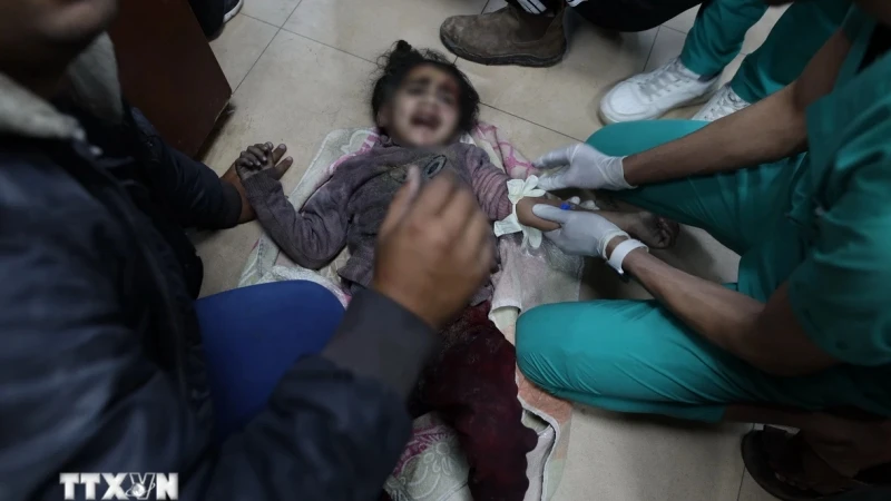 Một em nhỏ bị thương sau cuộc tấn công của Israel được đưa tới bệnh viện ở Deir el-Balah, Dải Gaza ngày 8/3/2024. (Ảnh: THX/TTXVN)