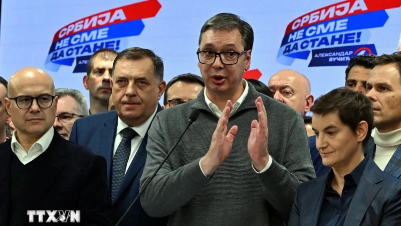 Tổng thống Serbia Aleksandar Vucic (giữa) phát biểu với báo giới tại trụ sở đảng Tiến bộ Serbia (SNS) ở Belgrade, ngày 17/12/2023. (Ảnh: AFP/TTXVN)
