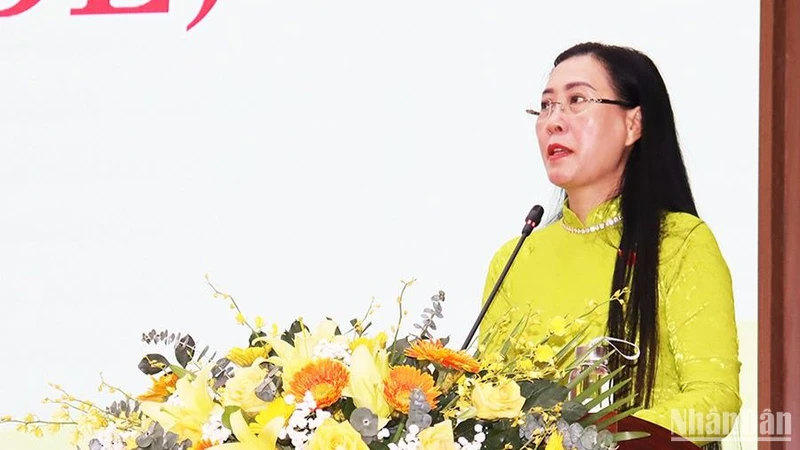 Đồng chí Bùi Thị Quỳnh Vân, Ủy viên Trung ương Đảng, Bí thư Tỉnh ủy, Chủ tịch Hội đồng nhân dân tỉnh Quảng Ngãi phát biểu kết luận kỳ họp. 