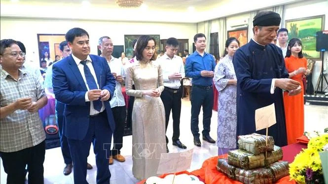 Đại sứ Đinh Ngọc Linh cùng các cán bộ, nhân viên Đại sứ quán Việt Nam tại Malaysia dâng hương trong lễ Giỗ Tổ Hùng Vương. 