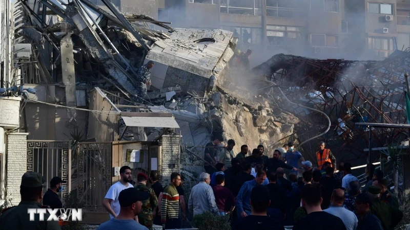 Hiện trường đổ nát sau vụ tấn công tòa nhà lãnh sự quán Iran ở Damascus, Syria ngày 1/4/2024. (Ảnh: THX/TTXVN)