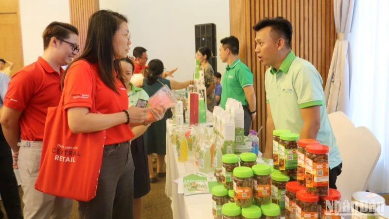 Chủ thể OCOP giới thiệu sản phẩm OCOP mủ trôm Ninh Thuận, kỳ vọng sớm được đưa hàng vào tiêu thụ tại hệ thống siêu thị GO!, Big C của Central Retail.